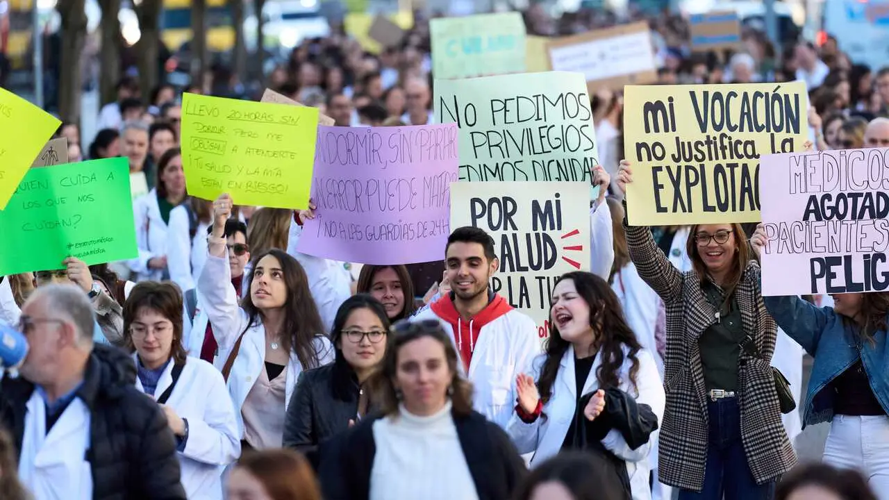Archivo - Decenas de m&eacute;dicos durante una concentraci&oacute;n convocada por sindicatos m&eacute;dicos contra el Estatuto Marco propuesto por el Ministerio de Sanidad, a 11 de diciembre de 2025, en Santander, Cantabria (Espa&ntilde;a).