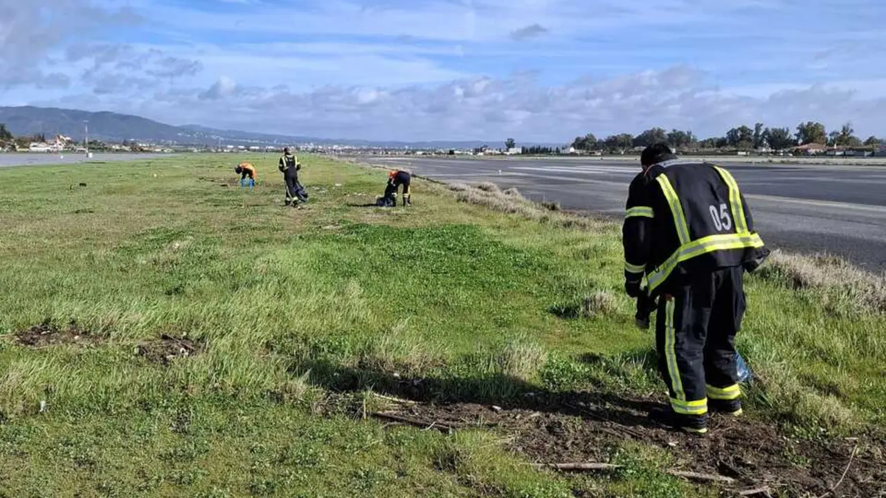 Operarios del Aeropuerto de C&oacute;rdoba trabajan en la limpieza tras las constantes borrascas que provocaron la subida del r&iacute;o Guadalquivir, en febrero de 2026.