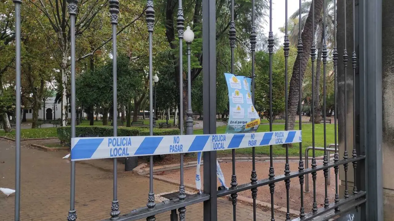 Archivo - Imagen de archivo de cierre de los parques p&uacute;blicos en C&oacute;rdoba por la alerta de viento.