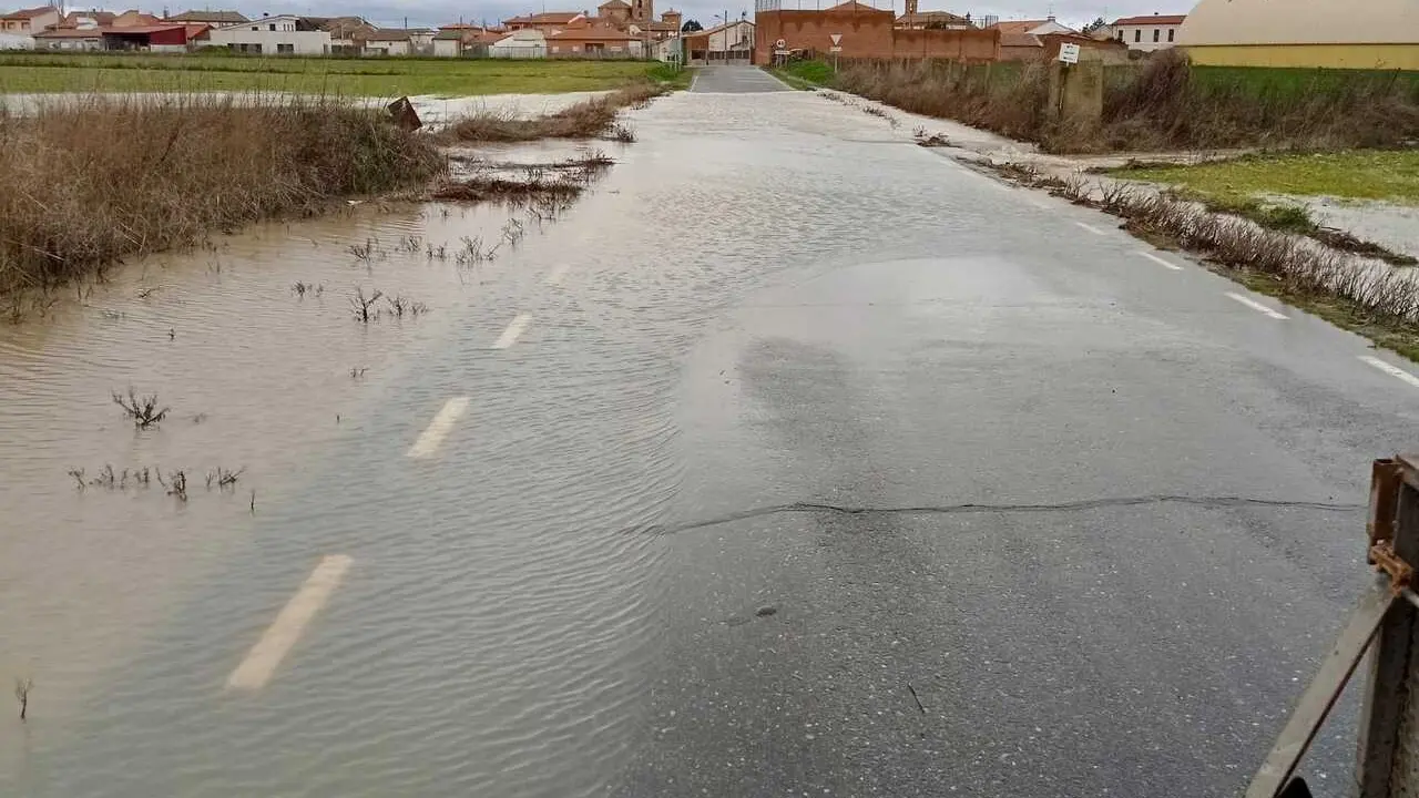 Una carreteras cortada en la provincia de &Aacute;vila debido a la presencia de balsas de agua en la calzada