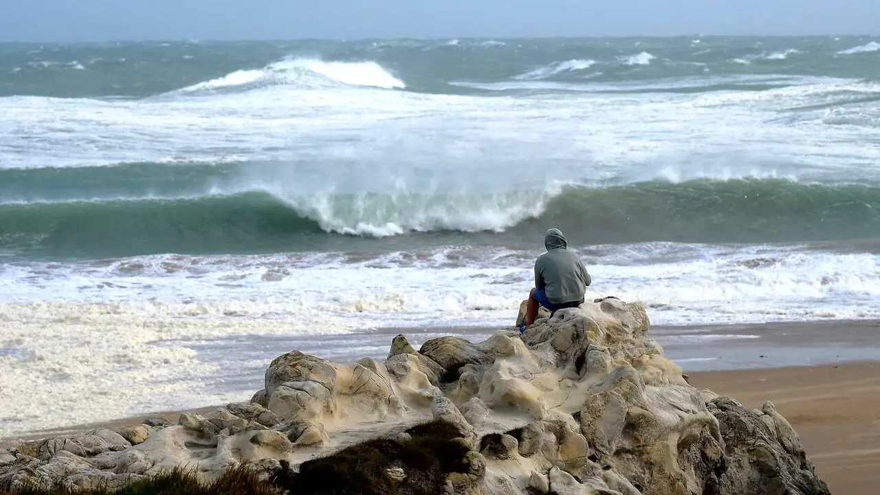 23/10/25 Santander 
Un chico observa las olas producidas por la borrasca Benjamin en la playa de San Juan de la Canal 
EUROPA PRESS NACHO CUBERO