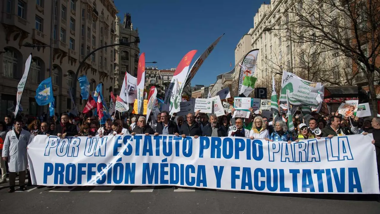 Manifestantes portan pancarta con lema 'Por un estatuto propio para la profesi&oacute;n m&eacute;dica y facultativa' durante la manifestaci&oacute;n contra el Estatuto Marco del Ministerio de Sanidad, a 14 de febrero de 2026, en Madrid (Espa&ntilde;a). La Confederaci&oacute;n Estatal de Si