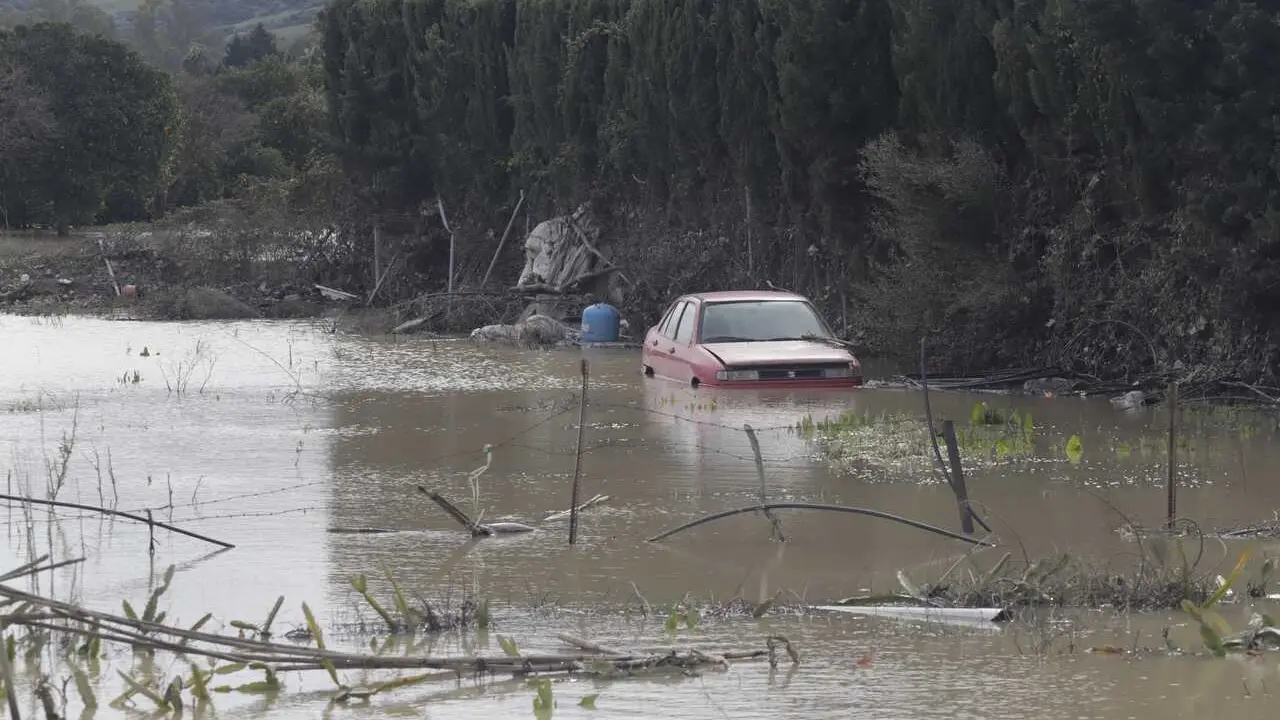Regresan a sus casas vecinos de San Mart&iacute;n del Tesorillo desalojados por las lluvias. A 08 de febrero de 2026 en San Mart&iacute;n del Tesorillo, C&aacute;diz, Andaluc&iacute;a (Espa&ntilde;a). 