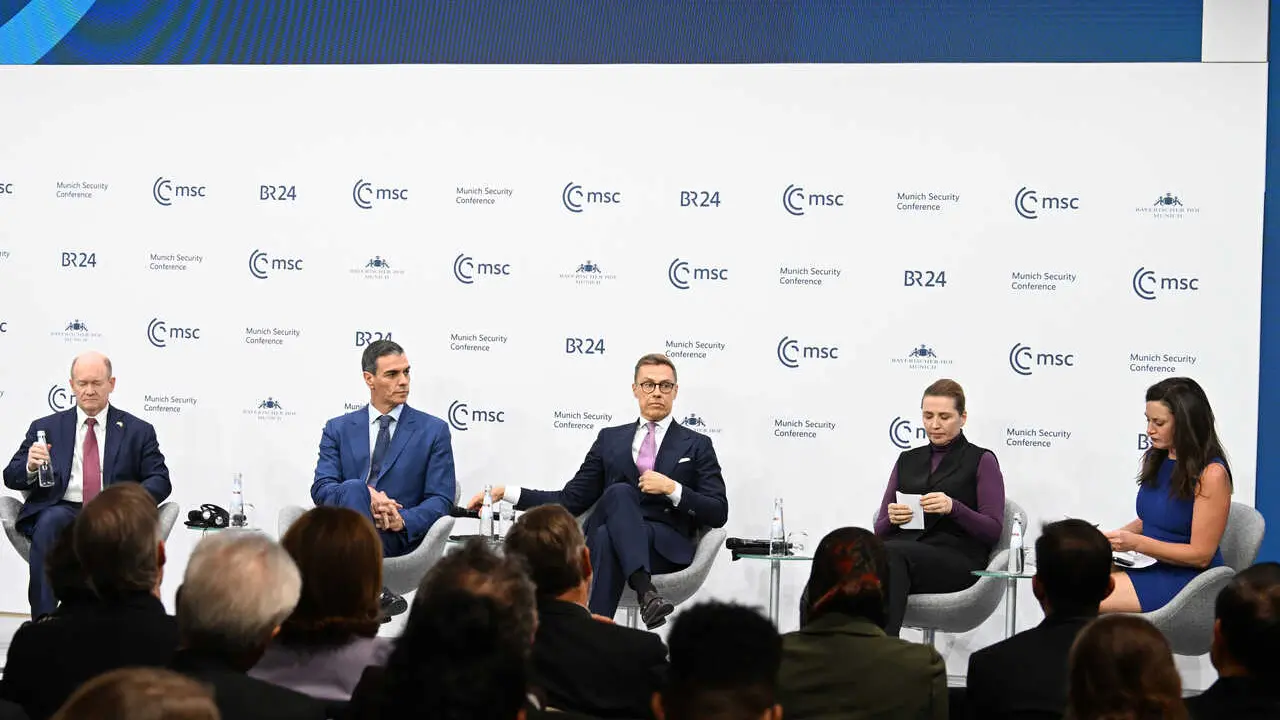 El presidente del Gobierno espa&ntilde;ol, Pedro S&aacute;nchez, enun panel de la Conferencia de Seguridad de M&uacute;nich junto al presidente de Finlandia, Alexander Stubb; la primera ministra de Dinamarca, Mette Frederiksen; y el senador estadounidense Christopher A. Coons