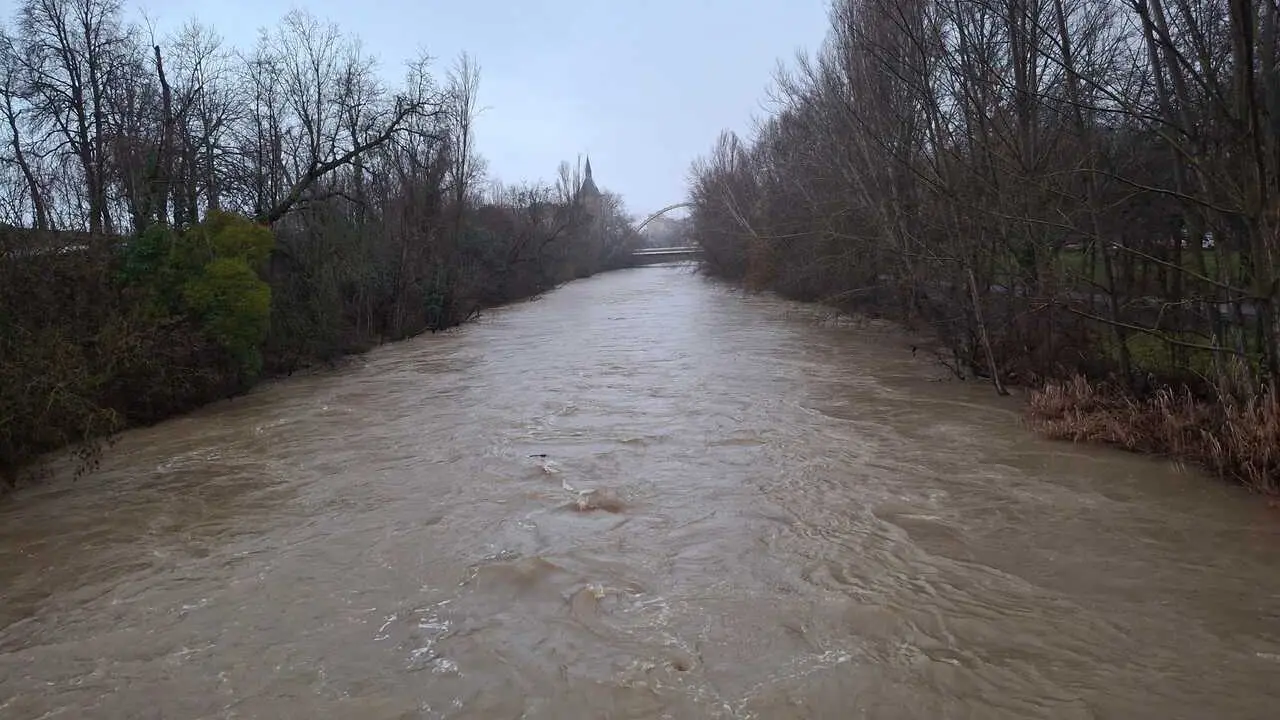 Crecida del r&iacute;o Arga a su paso por Pamplona.