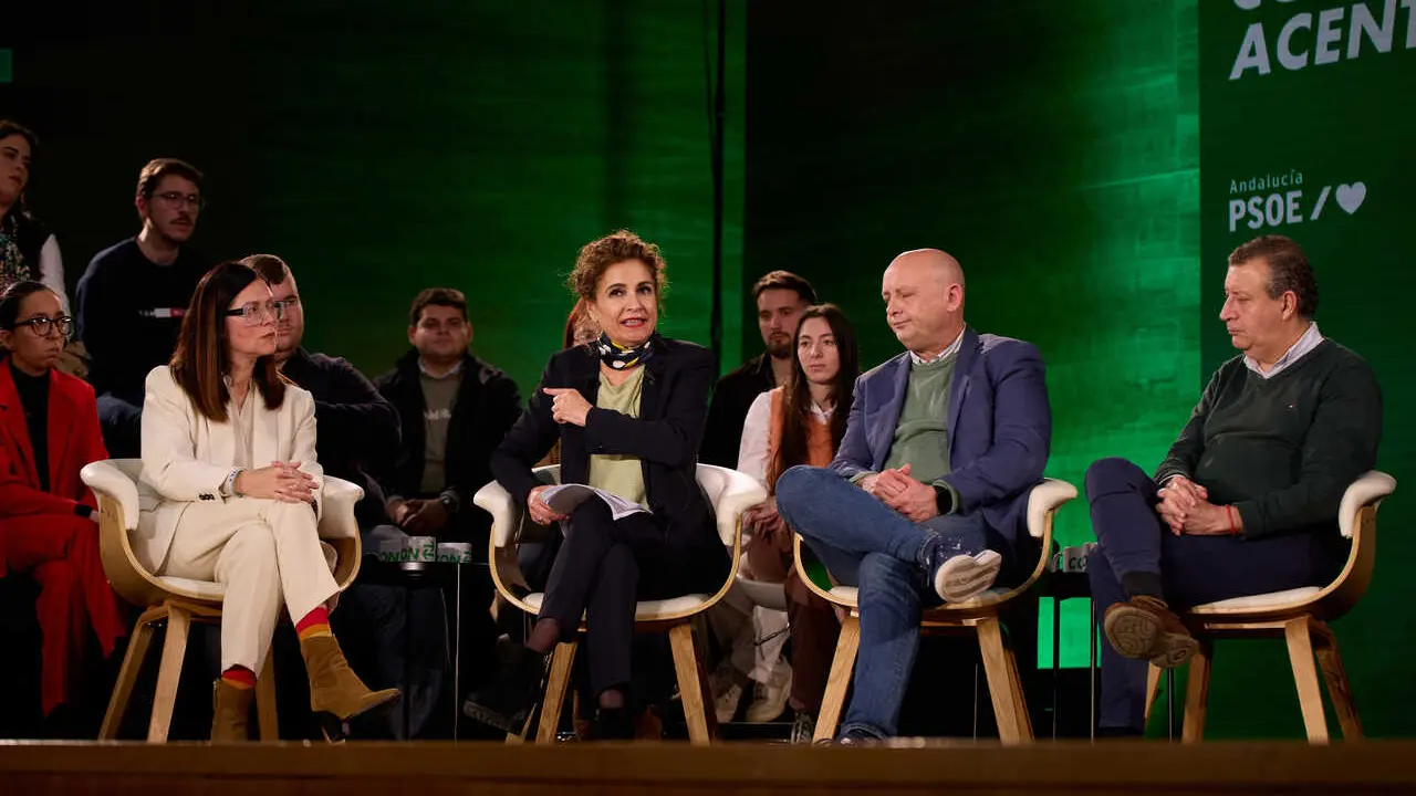 La vicepresidenta primera y ministra de Hacienda y secretaria general del PSOE-A, Mar&iacute;a Jes&uacute;s Montero, este s&aacute;bado en Dos Hermanas (Sevilla) en el foro sobre vivienda organizado por su partido.