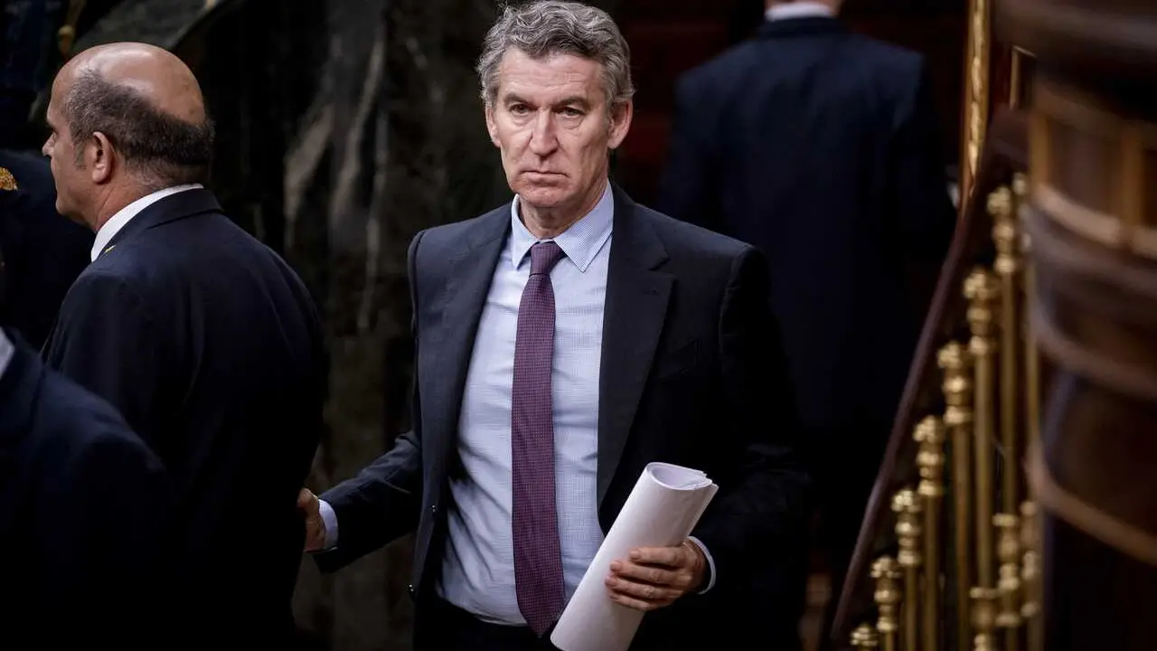 El presidente del Partido Popular, Alberto N&uacute;&ntilde;ez Feij&oacute;o, a su salida de un pleno en el Congreso de los Diputados, a 10 de febrero de 2026, en Madrid (Espa&ntilde;a). 