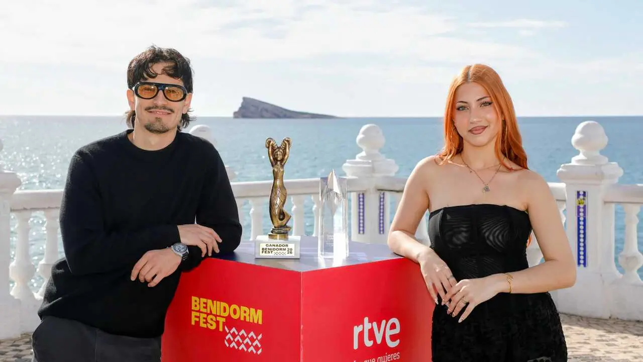 Los artistas ganadores del Benidorm Fest 2026, Tony Grox & LUCYCALYS, durante una rueda de prensa en el Mirador del Castillo, a 15 de febrero de 2026, en Benidorm, Alicante, Comunidad Valenciana (Espa&ntilde;a). El d&uacute;o formado por el compositor y productor Tony 