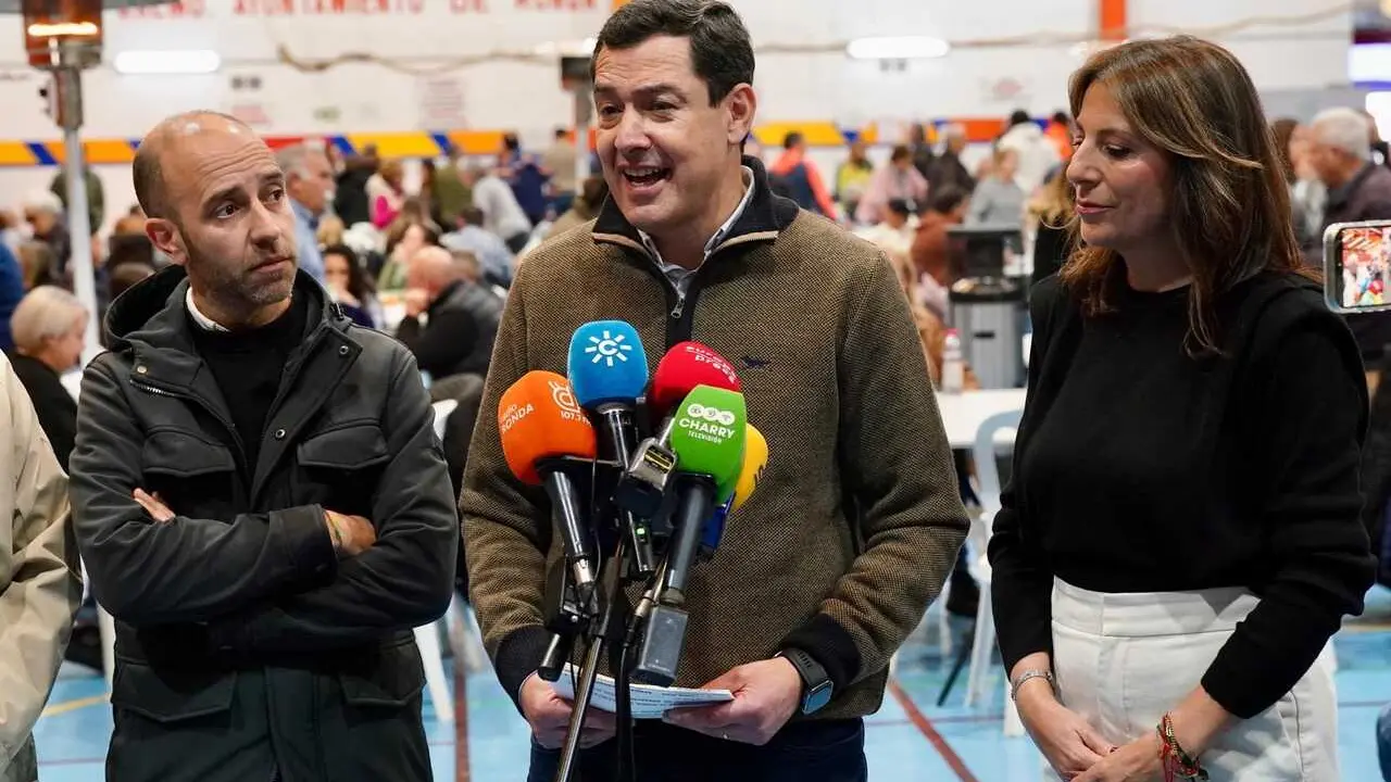 El presidente de la Junta, Juanma Moreno, este domingo en Ronda (M&aacute;laga) acompa&ntilde;ado por el alcalde de Grazalema (C&aacute;diz) y la alcaldesa de Ronda.