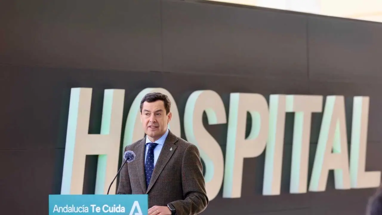 El presidente de la Junta de Andaluc&iacute;a, Juanma Moreno, este lunes, durante una visita al Hospital Universitario Torrec&aacute;rdenas de Almer&iacute;a