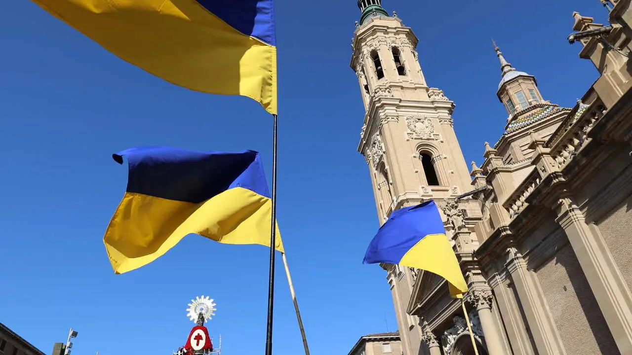 Archivo - Varias banderas de Ucrania durante la ofrenda floral a la Virgen del Pilar el d&iacute;a de su festividad, a 12 de octubre de 2022, en Zaragoza, Arag&oacute;n (Espa&ntilde;a). Este a&ntilde;o la ofrenda celebra su 63&ordf; edici&oacute;n y se suman 11 grupos m&aacute;s de los que se pudieron