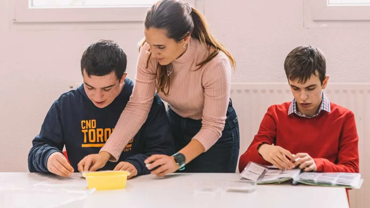 Archivo - Autismo Espa&ntilde;a indica que personas con el trastorno y sin discapacidad intelectual tambi&eacute;n precisan apoyo especializado