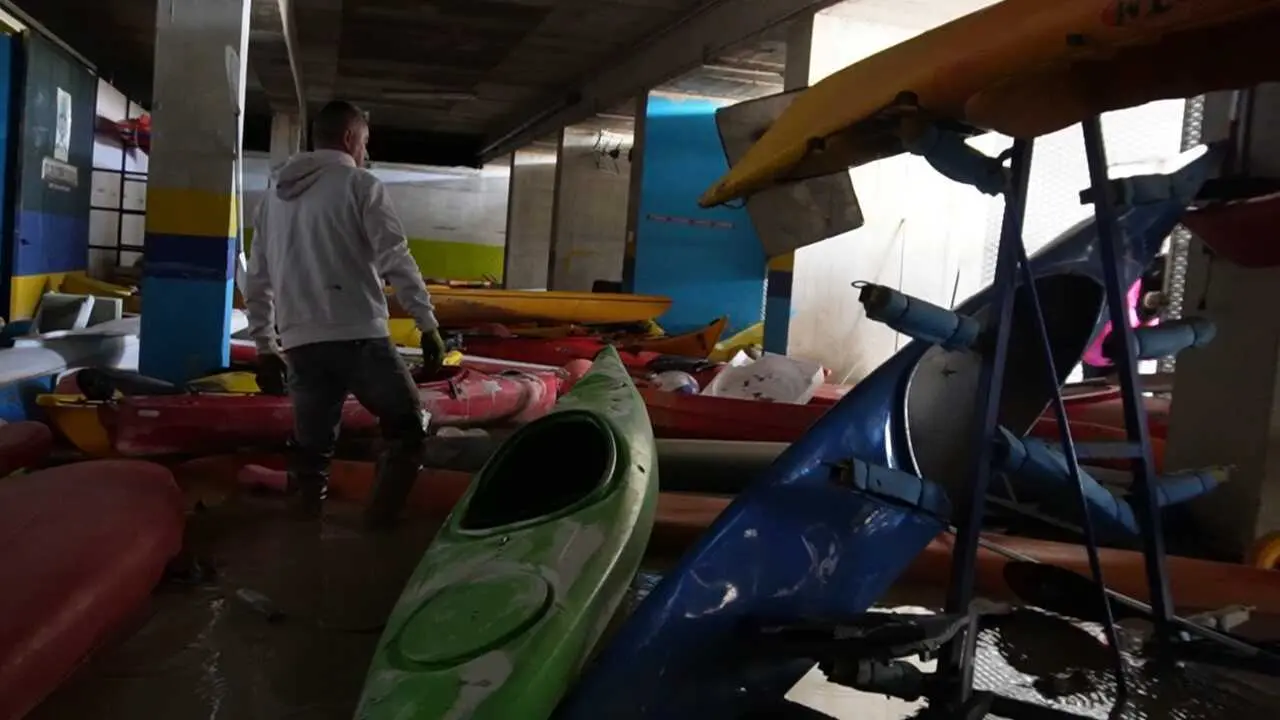  El Club de Pirag&uuml;ismo de C&oacute;rdoba eval&uacute;a los da&ntilde;os tras la crecida del Guadalquivir en el Centro N&aacute;utico Municipal 