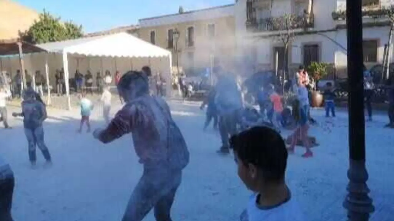  Guadalc&aacute;zar y sus tradiciones m&aacute;s singulares: la batalla de la harina y el Domingo de Pi&ntilde;ata vuelven a llenar de vida sus calles 