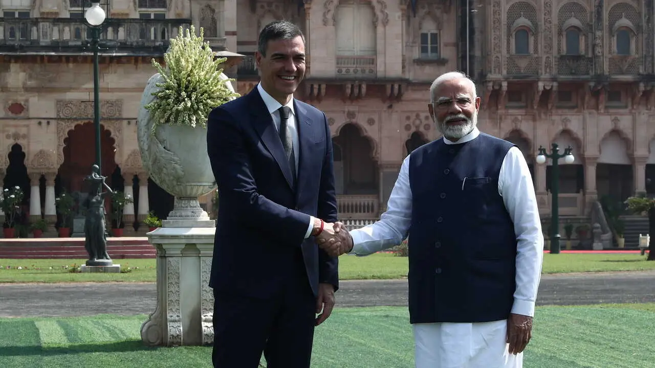 Archivo - El presidente del Gobierno, Pedro S&aacute;nchez (i) y el primer ministro indio, Narendra Modi (d), posan frente al Palacio Lakhsmi Vilas en Vadodara, durante su visita oficial a la Rep&uacute;blica de la India, a 28 de octubre de 2024, en Vadodara (India).