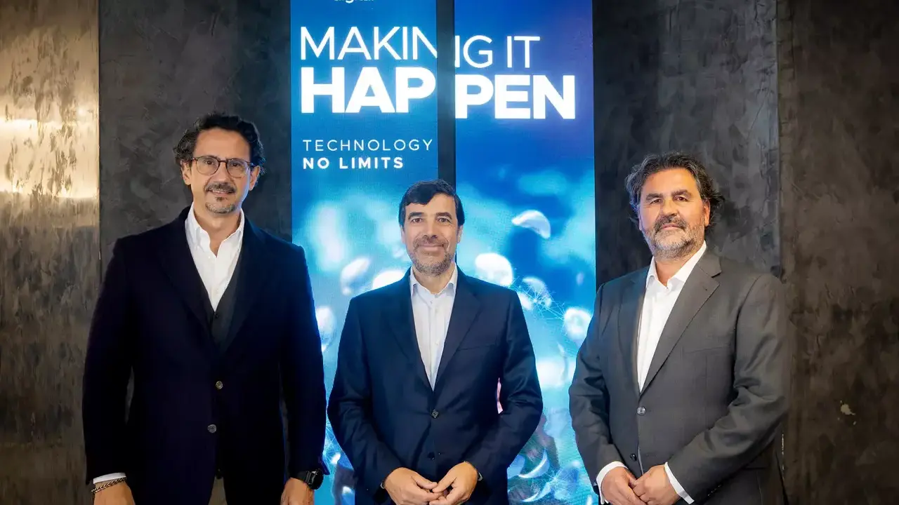 Primeros ejecutivos de Ayesa junto a presidente de Kutkabank | Fuente: Ayesa