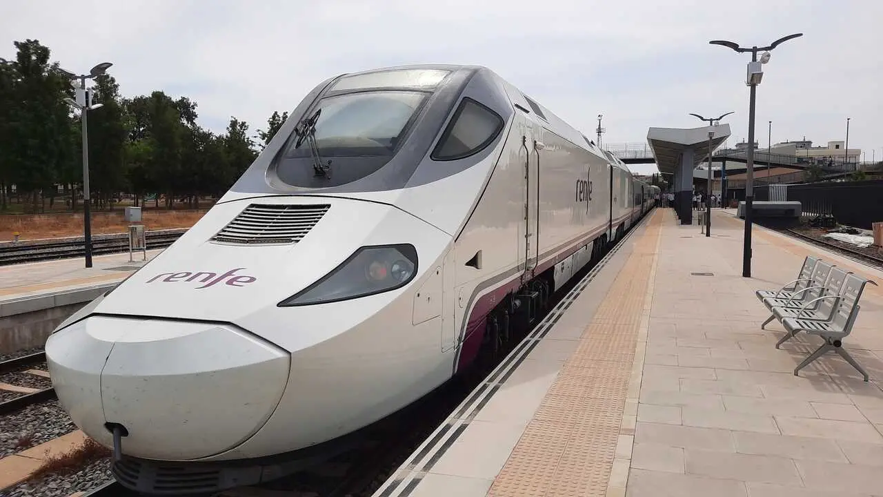 Archivo - Un tren de Renfe. Imagen de archivo. 