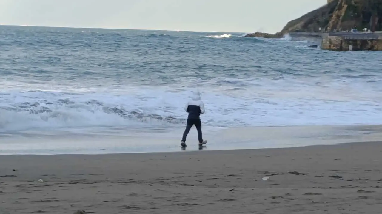 Playa vizca&iacute;na con oleaje