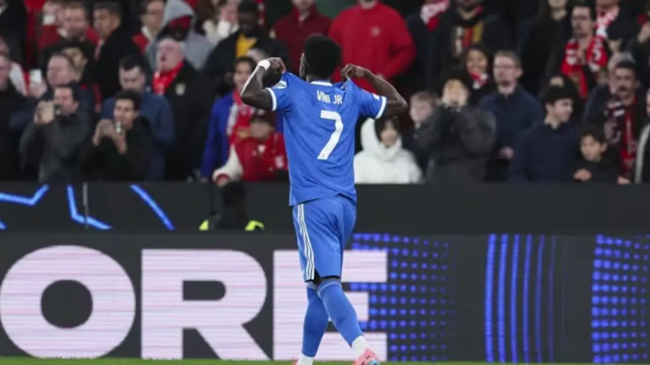Vinicius Jr celebrando frente a la tensa afici&oacute;n del Benfica