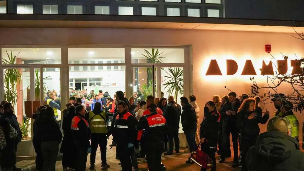  Coordinaci&oacute;n de los equipos emergencias en el Polideportivo de Adamuz para socorrer a los heridos y fallecidos en el descarrilamiento de dos trenes de alta velocidad en el t&eacute;rmino municipal, a 19 de enero de 2026 en Adamuz (C&oacute;rdoba, Espa&ntilde;a). 