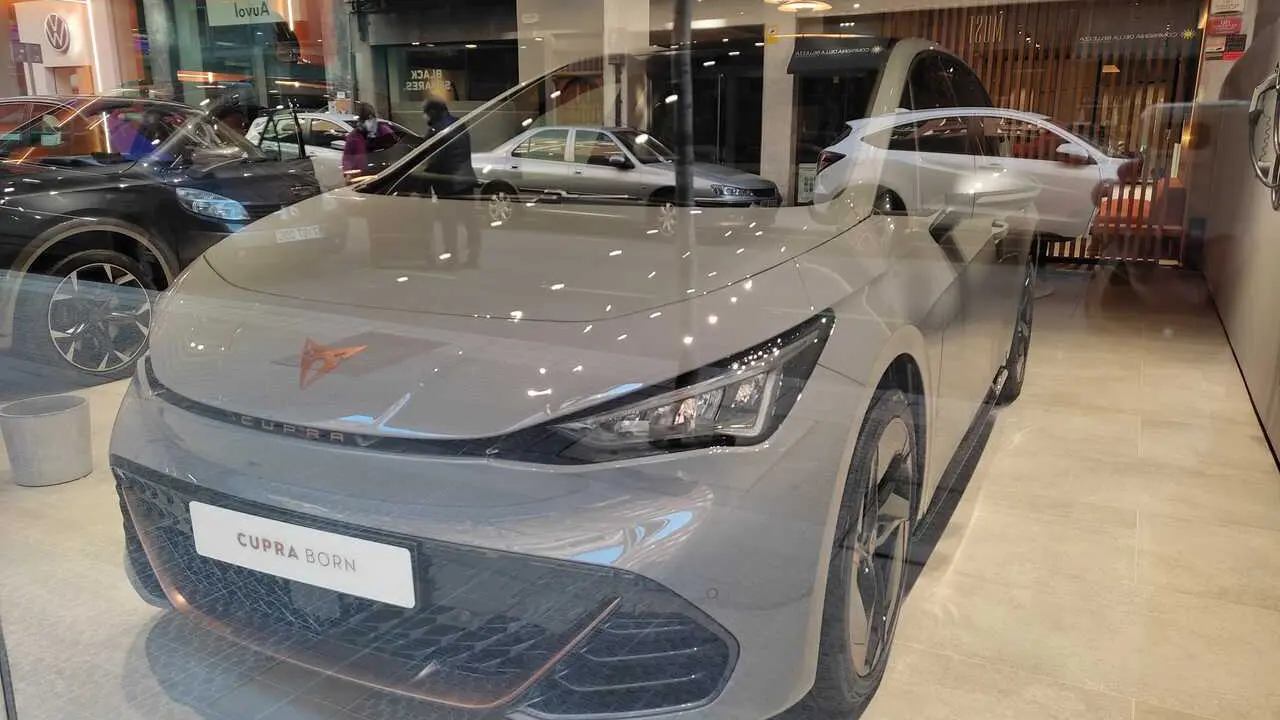 Archivo - Coche expuesto en un concesionario