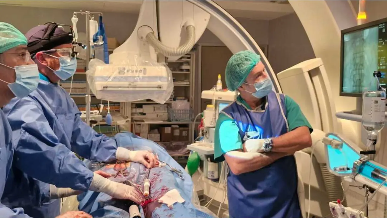  Un momento de la intervenci&oacute;n en la sala de hemodin&aacute;mica del Hospital San Juan de Dios C&oacute;rdoba 