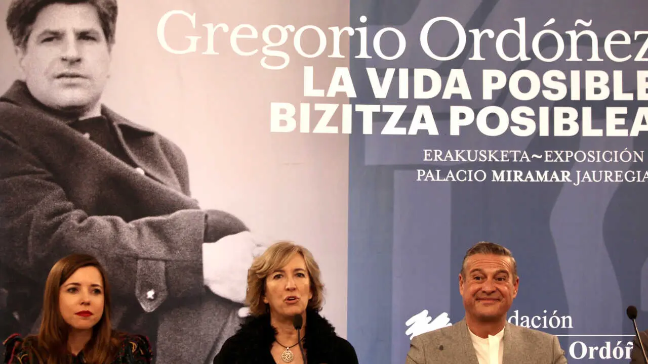 Archivo - La viuda de Gregorio Ord&oacute;&ntilde;ez, en el centro , ante una foto de su esposo