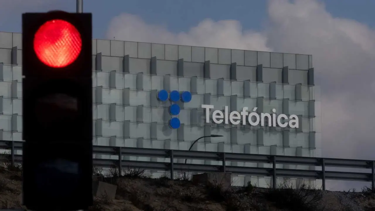 Archivo - Fachada de la sede de Telef&oacute;nica, en Madrid (Espa&ntilde;a)