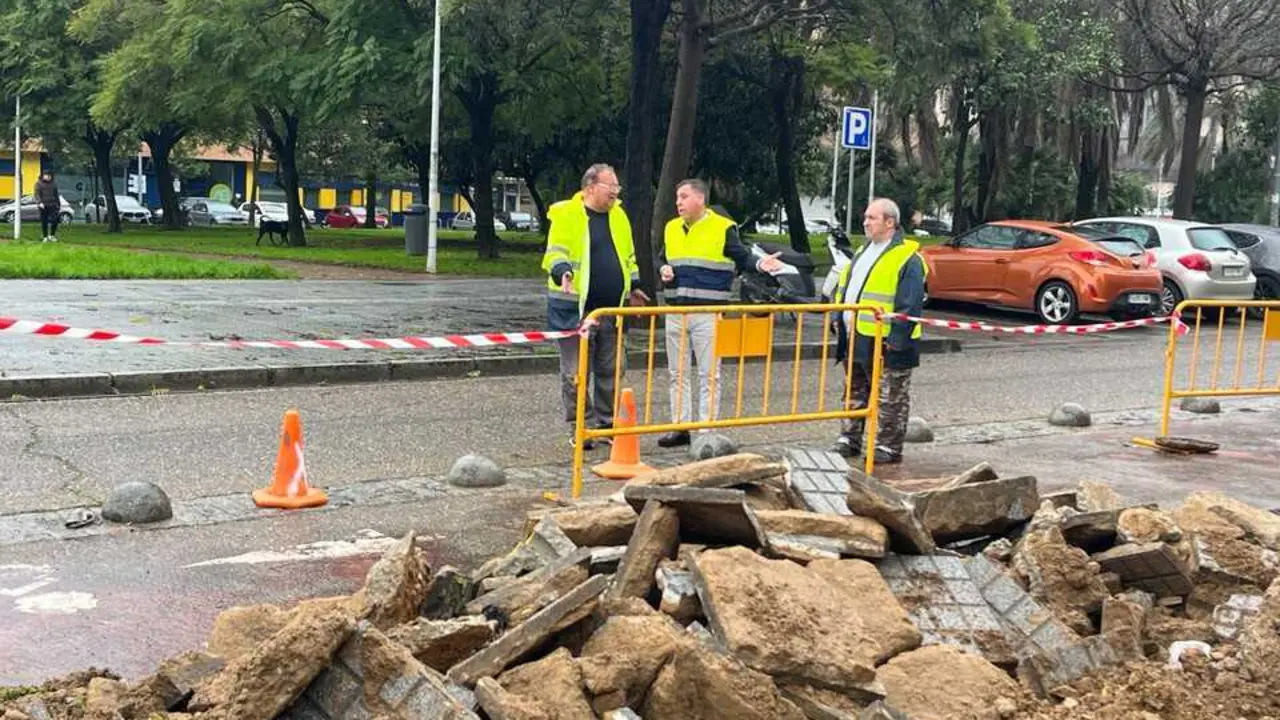  El Ayuntamiento inicia las reformas de un tramo de la calle Mar&iacute;a la Jud&iacute;a y de la avenida Virgen del Mar a cargo de los fondos PFEA 