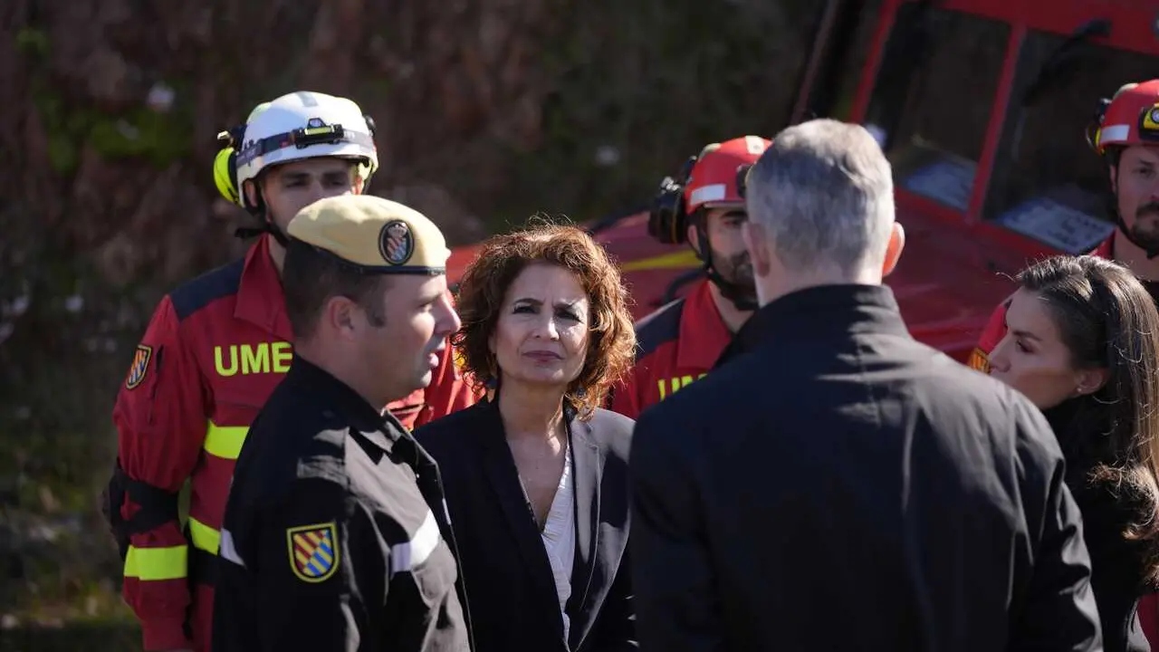 Los Reyes Felipe VI y Letizia, acompa&ntilde;ados de la vicepresidenta primera y ministra de Hacienda, Mar&iacute;a Jes&uacute;s Montero, saludan a miembros de los servicios de emergencias a su llegada a Adamuz (C&oacute;rdoba) tras el accidente de tren. (Foto de archivo).