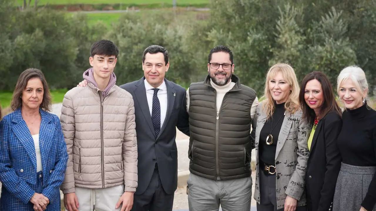 El presidente de la Junta de Andaluc&iacute;a, Juanma Moreno (3i), posa en una foto junto al joven de 16 a&ntilde;os, Julio Rodr&iacute;guez (2i), que se signific&oacute; en la ayuda y rescate de los heridos en el accidente ferroviario de Adamuz. A 18 de febrero de 2026 en Adamuz, C