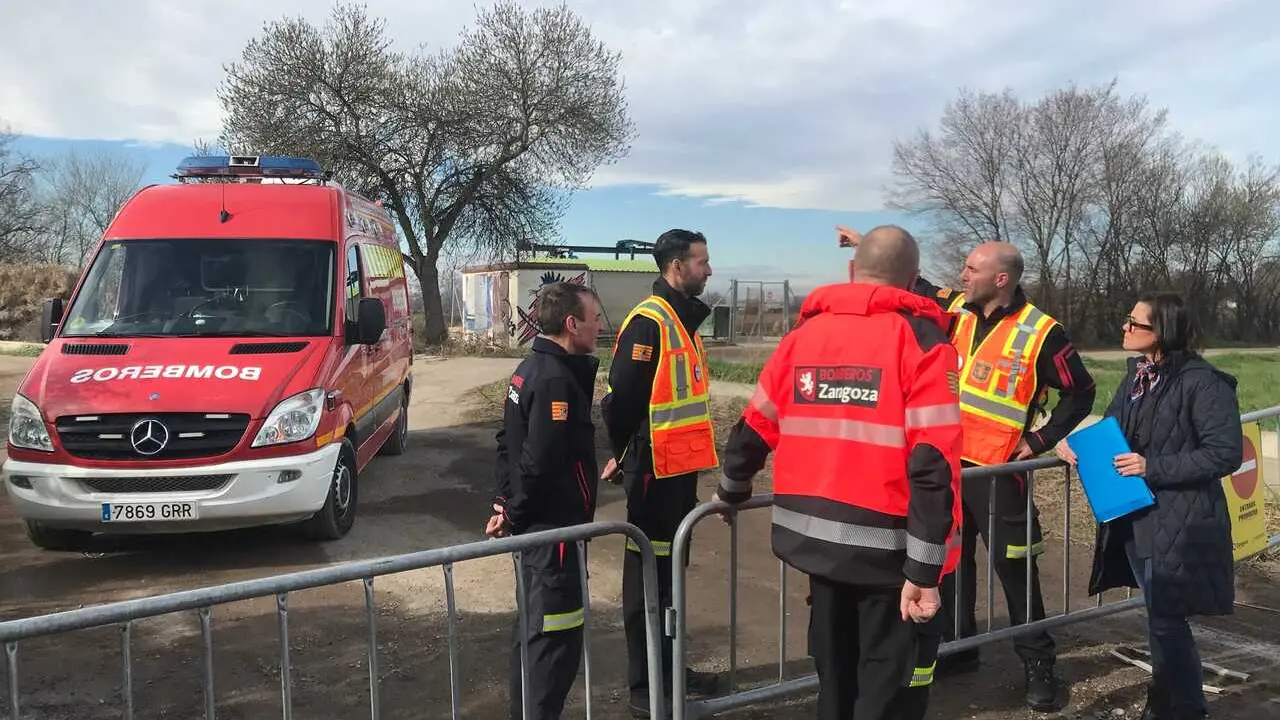 La concejal delgada de Bomberos y Protecci&oacute;n Civil del Ayuntamiento de Zaragoza, Ruth Bravo, delante del acceso cortado a la urbanizaci&oacute;n Torre Urz&aacute;iz, en Movera, desalojada por la crecida ordinaria del Ebro