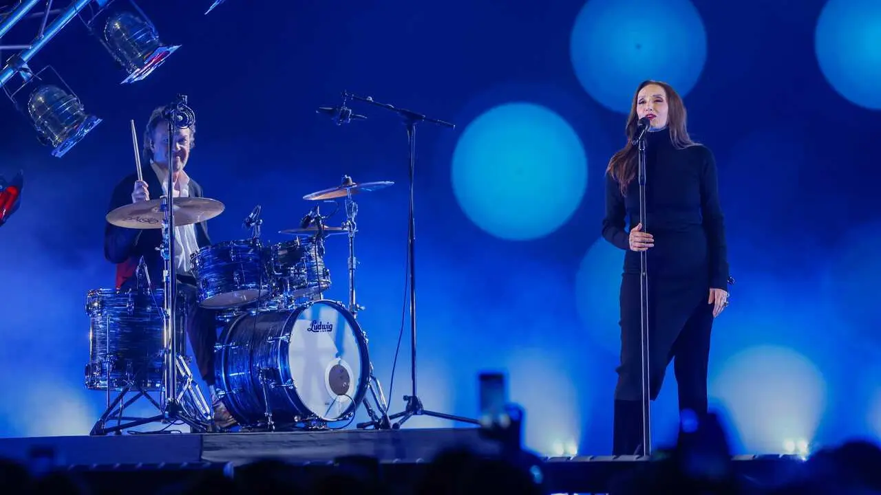 La cantante Luz Casal durante una actuaci&oacute;n.