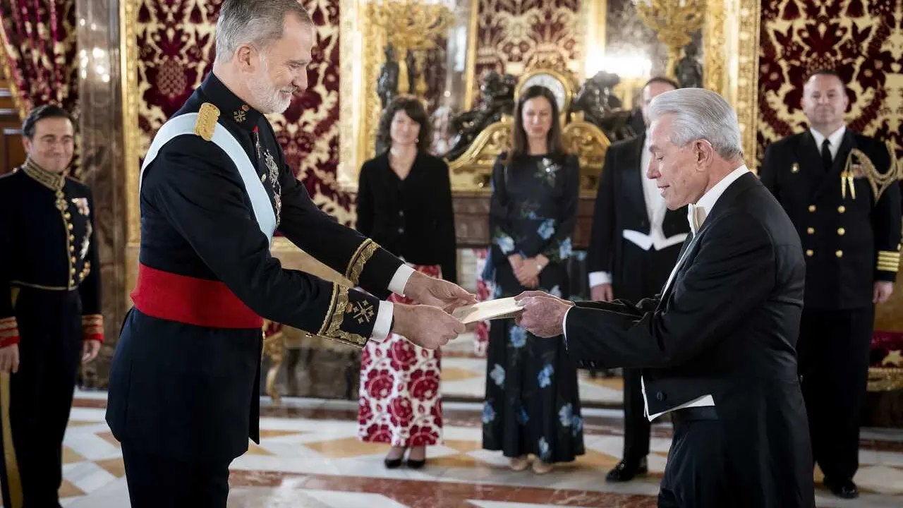 El Rey Felipe VI recibe la Carta Credencial del nuevo embajador de los Estados Unidos de Am&eacute;rica, Benjam&iacute;n Le&oacute;n JR., en el Palacio Real de Madrid