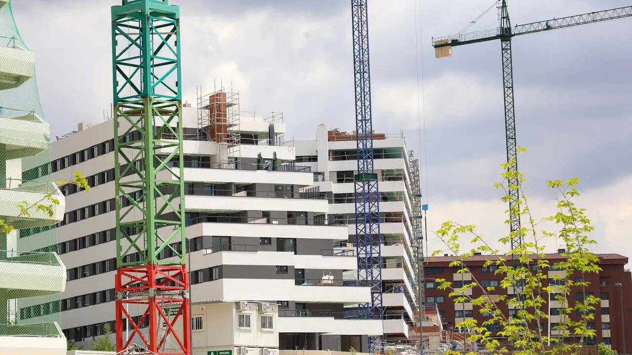 Archivo - Edificaci&oacute;n de viviendas en Tres Cantos, Madrid (Espa&ntilde;a)
