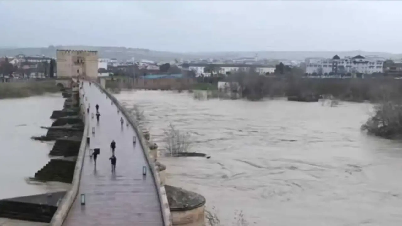   El Guadalquivir en nivel rojo de subida  