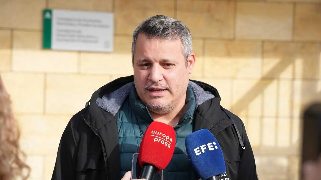 Archivo - El t&iacute;o y portavoz de la familia de Sandra Pe&ntilde;a, Isaac Villar, atiende a los medios en una foto de archivo.