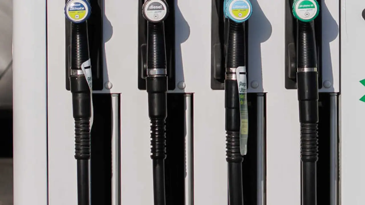 Archivo - Dispensadores de carburante en una gasolinera, a 11 de octubre de 2023, en Madrid (Espa&ntilde;a). Tras m&aacute;s de tres meses seguidos con subidas en los precios de los carburantes, las gasolineras han comenzado a rebajar los precios, siendo el precio de l