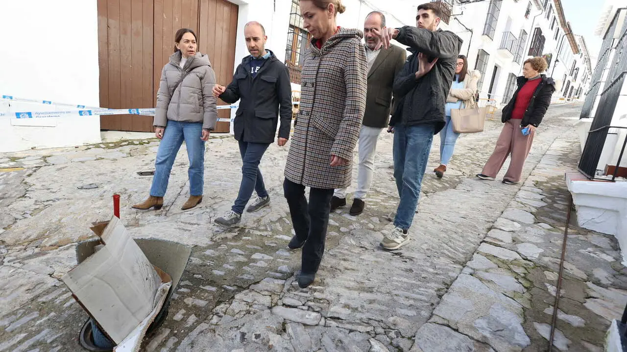 La presidenta de la Diputaci&oacute;n de C&aacute;diz, Almudena Mart&iacute;nez (1d), visita la localidad gaditana de Grazalempara interesarse por los da&ntilde;os que el municipio ha sufrido tras el paso del tren de borrascas por la zona. 