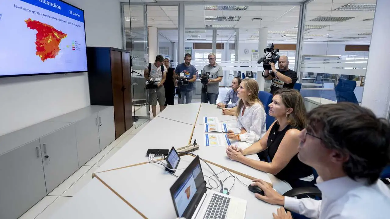 Archivo - La vicepresidenta del Gobierno y ministra para la Transici&oacute;n Ecol&oacute;gica y el Reto Demogr&aacute;fico, Sara Aagesen (c), durante su  visita al Centro Nacional de Predicci&oacute;n de la Agencia Estatal de Meteorolog&iacute;a (Aemet), a 29 de agosto de 2025, en Madrid 