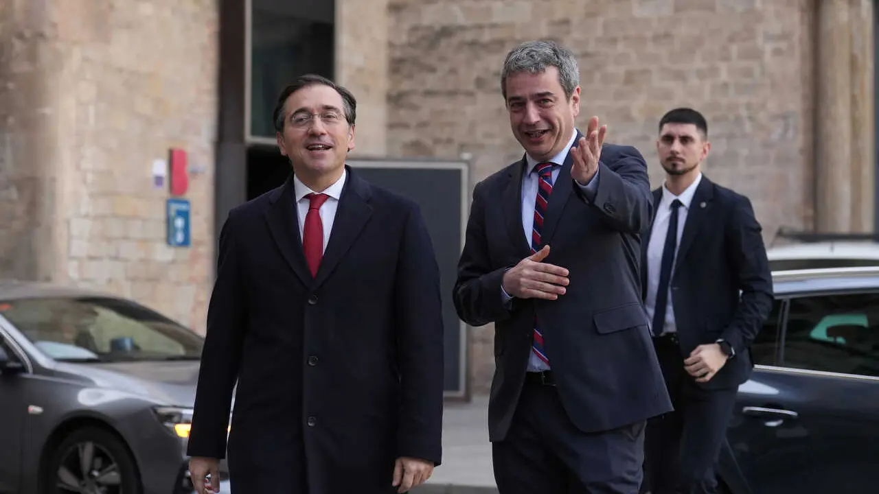 El ministro de Exteriores, Jos&eacute; Manuel Albares, y el director general de Casa Asia, Jos&eacute; Pintor.