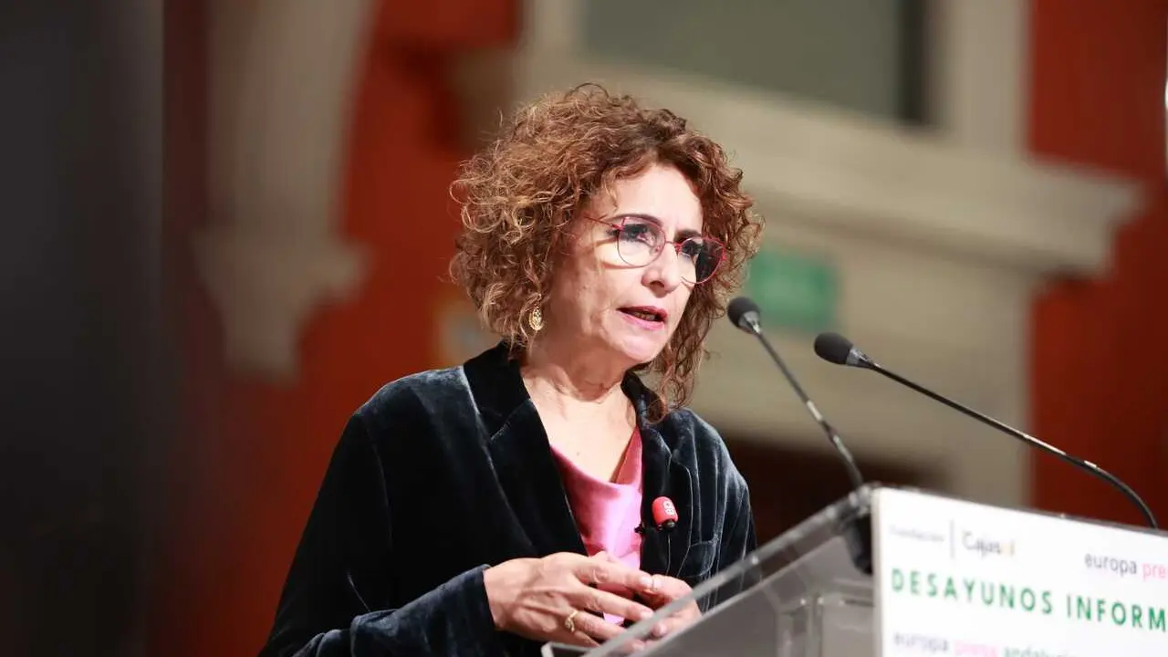 La vicepresidenta primera y ministra de Hacienda, Mar&iacute;a Jes&uacute;s Montero, este viernes durante los Desayunos Informativos de Europa Press Andaluc&iacute;a, celebrado con la colaboraci&oacute;n de la Fundaci&oacute;n Cajasol.