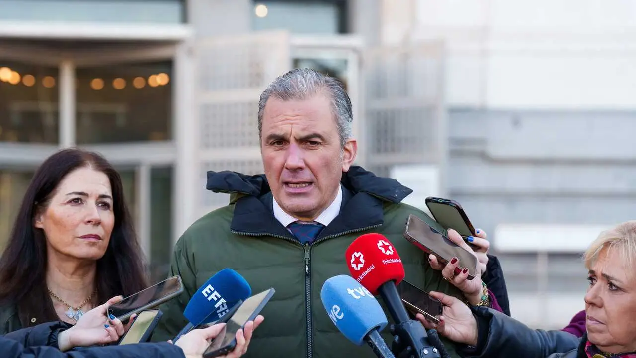 Archivo - El portavoz de Vox en el Ayuntamiento de Madrid, Javier Ortega Smith, ofrece declaraciones a los medios