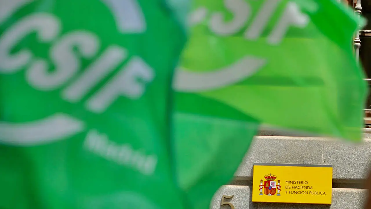 Archivo - Banderas la Central Sindical Independiente y de Funcionarios (CSIF) frente al Ministerio de Hacienda y Funci&oacute;n P&uacute;blica durante una protesta, a 22 de junio de 2022, en Madrid (Espa&ntilde;a). 