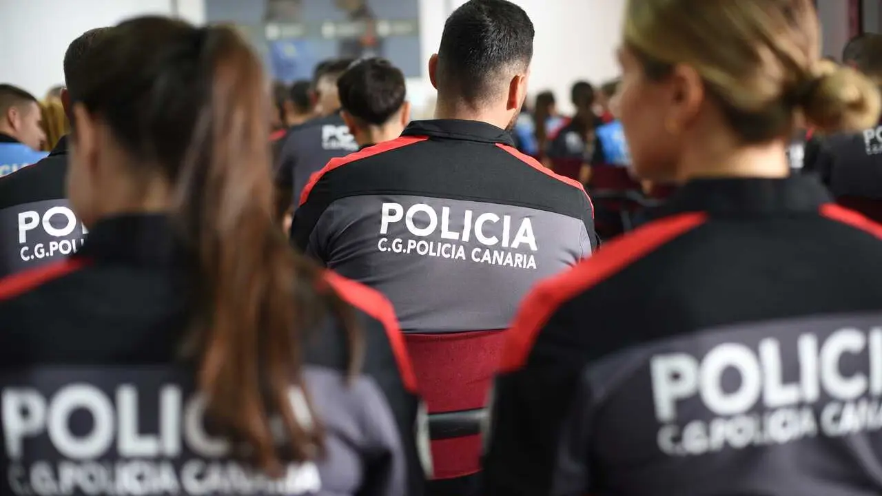 Archivo - Agentes de la Polic&iacute;a Canaria