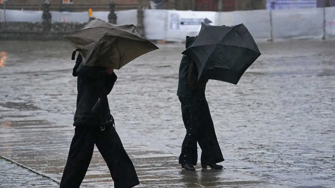 Temporal de lluvia en Santiago - Alerta naraja en Santiago   y roja en Pontevedra por fuertes lluvias - temporal Joseph