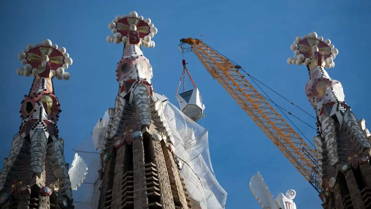 Imagen de la colocaci&oacute;n del brazo superior de la torre de Jesucristo de la Sagrada Familia de Barcelona