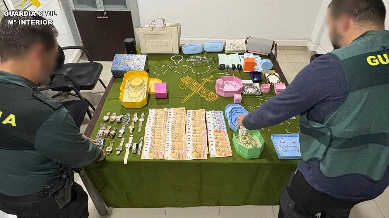 Archivo - En el registro en la vivienda de ambos se intervinieron diversa documentaci&oacute;n, joyas y relojes, ordenadores y otros dispositivos inform&aacute;ticos, as&iacute; como dos motocicletas, una furgoneta y un turismo.