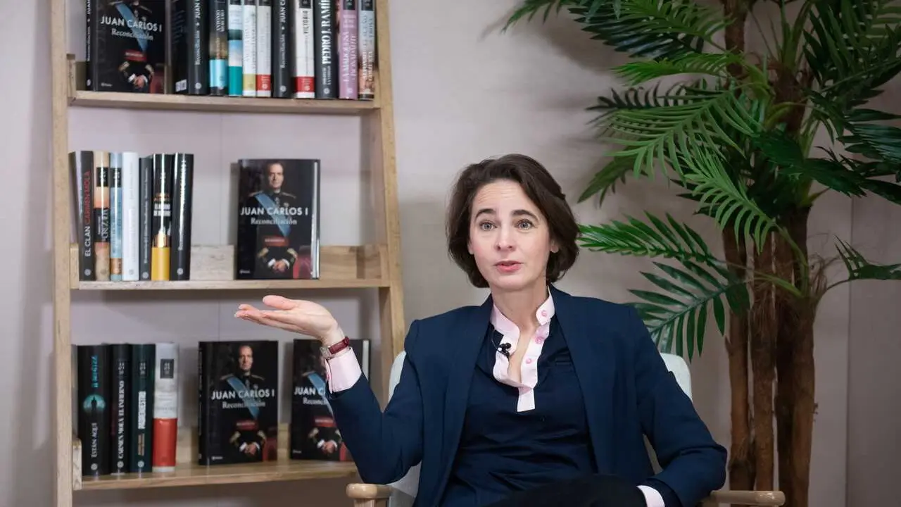 La escritora francesa Laurence Debray, bi&oacute;grafa de Juan Carlos I, posa en una entrevista con Europa Press junto a ejemplares del libro 'Reconcilaci&oacute;n' (Grupo Planeta)