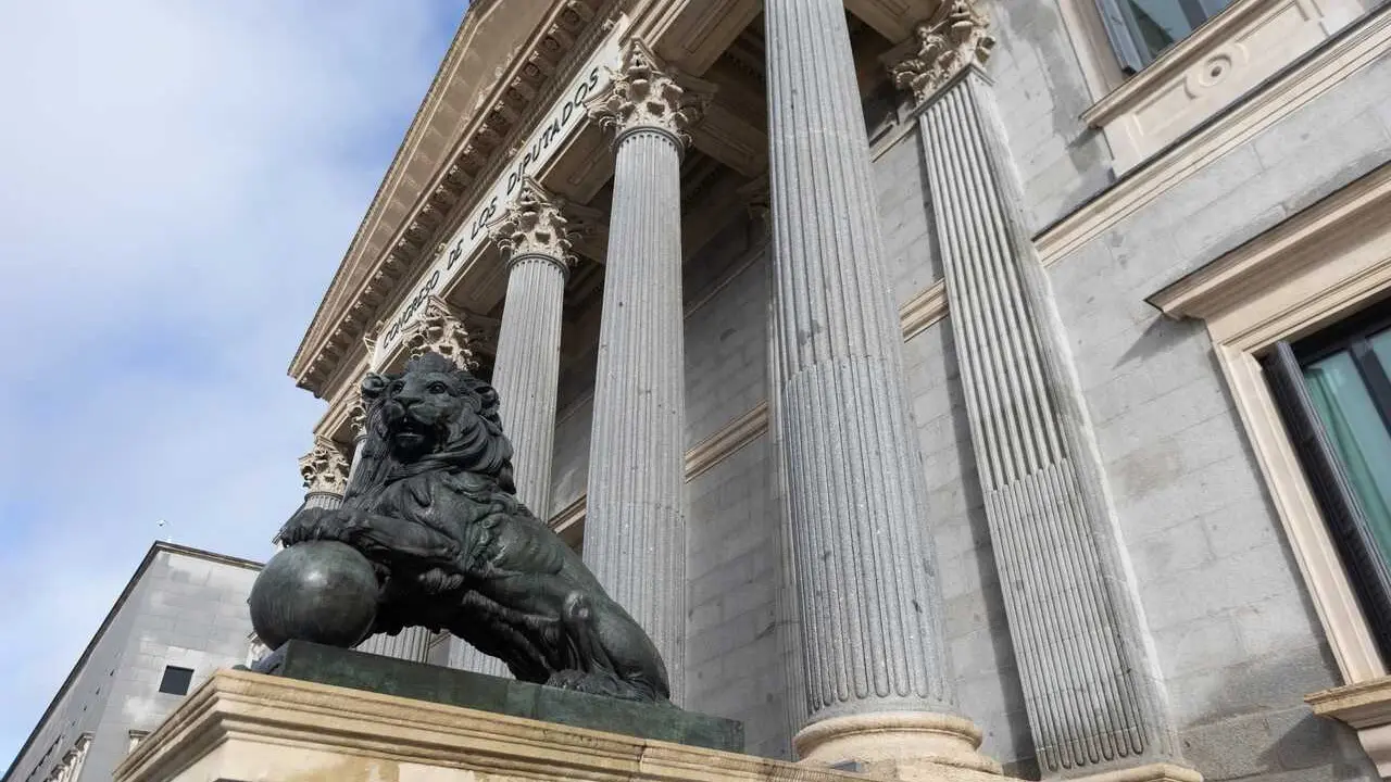 Fachada del Congreso de los Diputados, a 5 de febrero de 2026, en Madrid (Espa&ntilde;a).